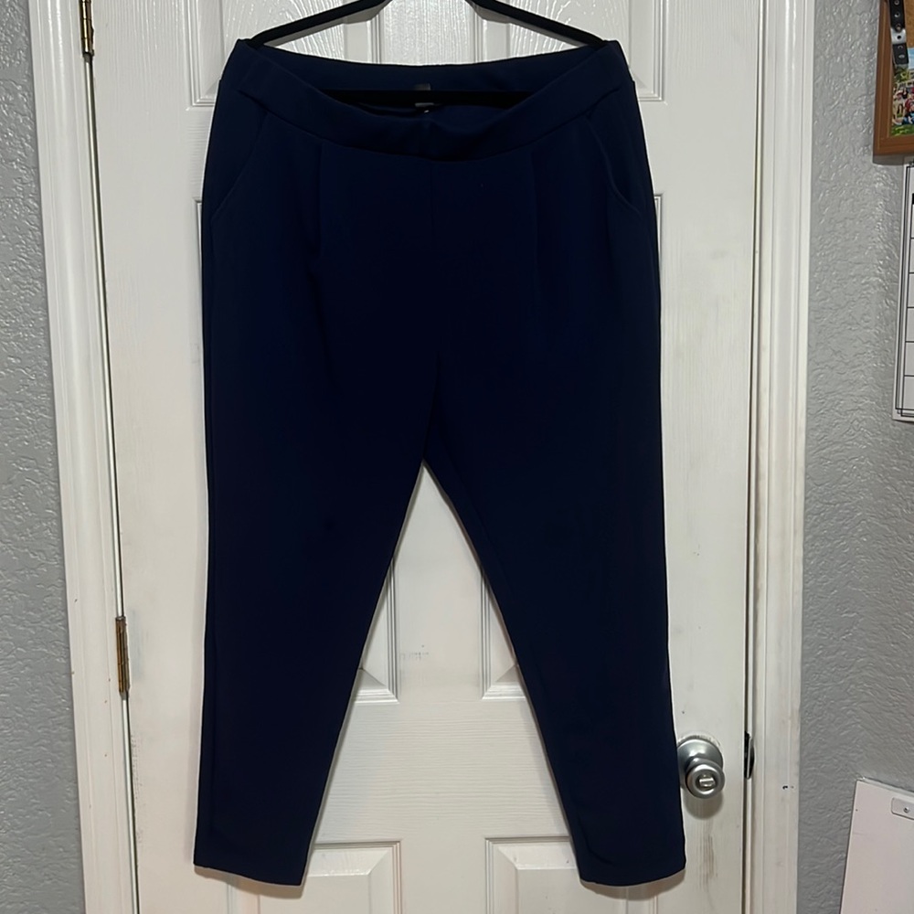 Essnce Plus Size Solid Color
Tapered Pants